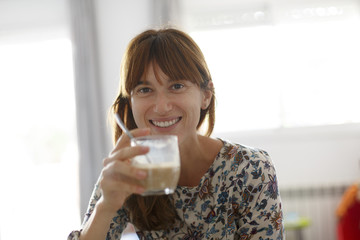 mujer joven tomando café