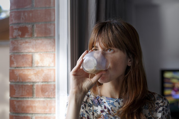 mujer joven tomando café