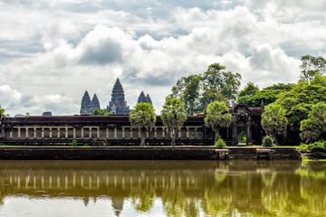 Fototapeta na wymiar Entering Angkor