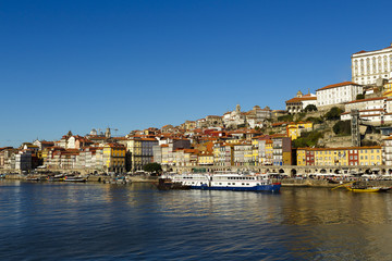 Fototapeta na wymiar Douro river and city of Porto