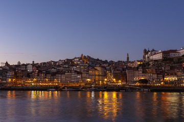 Fototapeta na wymiar Douro river and Porto at sunset