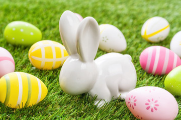 Osterhase mit bunten Ostereiern