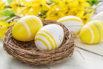 Osternest mit gelben Ostereiern