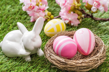 Osternest mit bunten Eiern