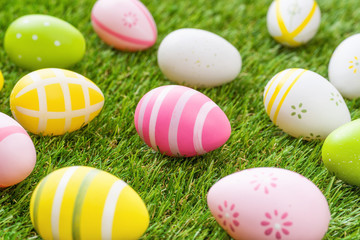 Bunte Ostereier auf der Wiese