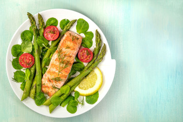 Grilled salmon with asparagus and green salad