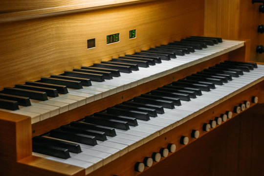 Pipe organ keyboard console