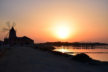 coucher de soleil sur les salines de MARSALA SICILE
