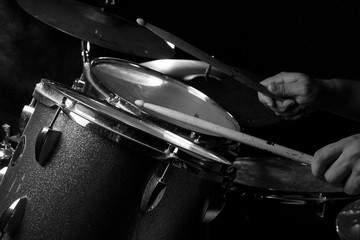 Obraz premium The man is playing drum set.