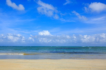 Fototapeta na wymiar Tropical sea and blue sky.