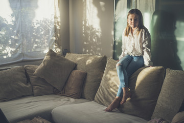 Obraz premium Niña en el sofá 
