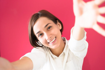 手を広げて迎える若い女性（好き・ハグのイメージ）