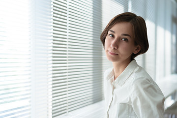 ショートヘアーの笑顔の女性