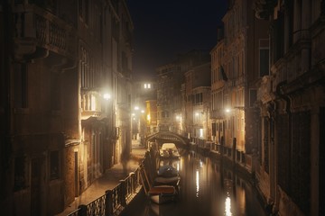 Obraz na płótnie Canvas Venice canal misty night
