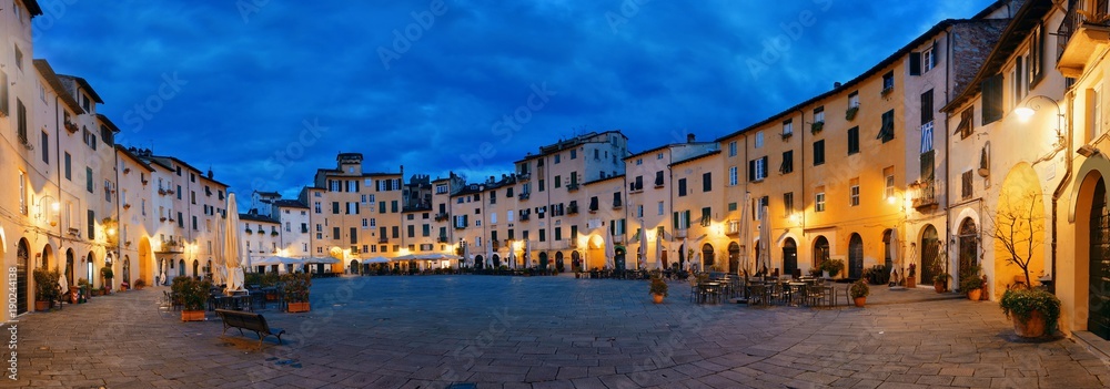 Wall mural piazza dell anfiteatro night panorama