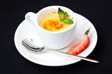 Creme brulee with strawberry