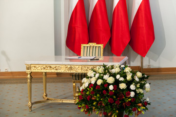 stolik prezydenta przy ktorym podpisuje ustawy  - obrazy, fototapety, plakaty