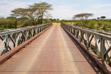Obraz premium Iron Bridge on the Mara River between Maasai Mara Park in North West Kenya and Serenghetti Park in Tanzania