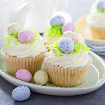 Easter vanilla cupcakes with cream cheese frosting