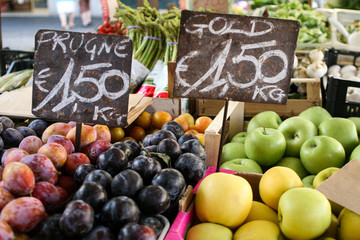 Fruit tray, price tags