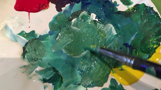 Mixing to make green on paint palette