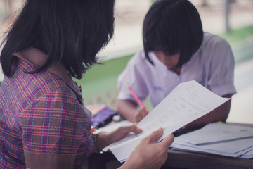 Thai Reading Examination between teacher and student grade 4 .Ou