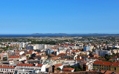 Fototapeta na wymiar Hyères (FRANCE) - panoramic view - town, hill, and sea