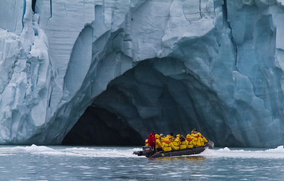 Fototapeta tourists traveling in a small zodiac boat in archipelago of  Svalbard