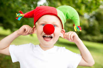 Junge im Fasching Kostüm albert herum