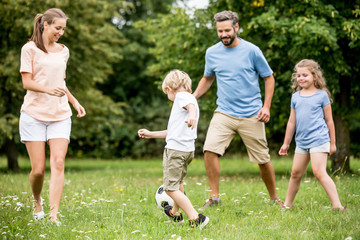 Familie und Kinder spielen Fußball