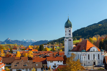 Blauer Himmel im Herbst über Nesselwang im Allgäu, Bayern, Deutschland.