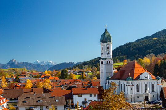 Blauer Himmel im Herbst &uuml;ber Nesselwang im Allg&auml;u, Bayern, Deutschland.
