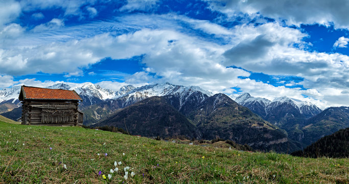 Heustadl am Hang &uuml;ber Serfaus und Blick &uuml;ber das Inntal in Tirol, &Ouml;sterreich.