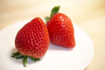 皿に乗った２つのいちご