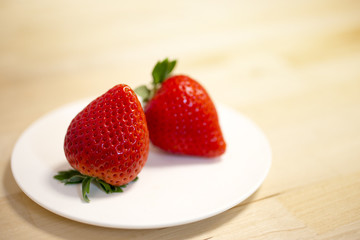 皿に乗った２つのいちご