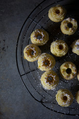 Mini Gugelhupf mit Puderzucker