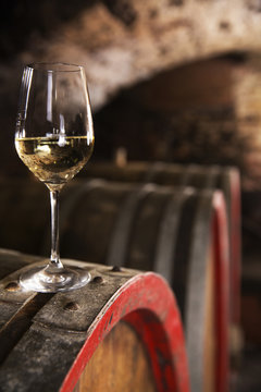 Weinglas auf einem Fass im Weinkeller