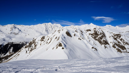 Fototapeta na wymiar panorama invernale dalla cima del pizzo Foisc, nelle alpi Lepontine (Svizzera)