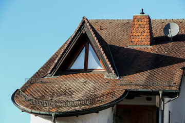 Satteldach mit roten Ziegeln