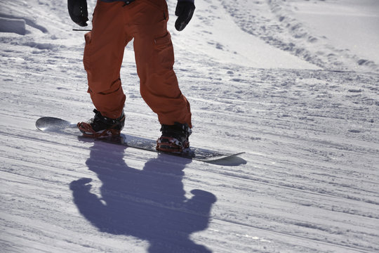 Snowboarder mit roter Hose