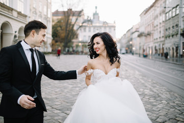Naklejka premium Portrait of a romantic beautiful couple traveler walking in the 