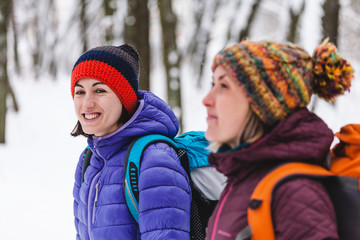 Fototapeta premium dwie dziewczyny wybierają się zimą na wycieczkę