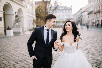 Naklejka premium Portrait of a romantic beautiful couple traveler walking in the 