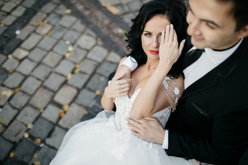 Naklejka premium Portrait of a romantic beautiful couple traveler walking in the 