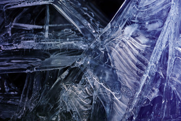 Nahaufnahme von Eis auf Wasser - Abstrakte Natur