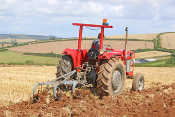 Obraz premium Vintage tractor ploughing