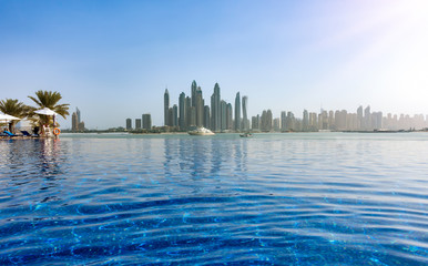 Obraz premium Die Skyline der Dubai Marina mit einem Pool davor