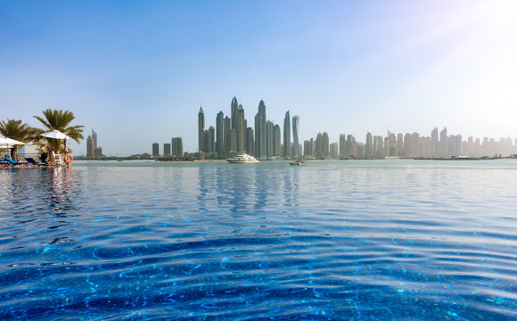 Die Skyline der Dubai Marina mit einem Pool davor