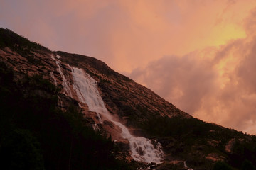 Wasserfall in dämmerung