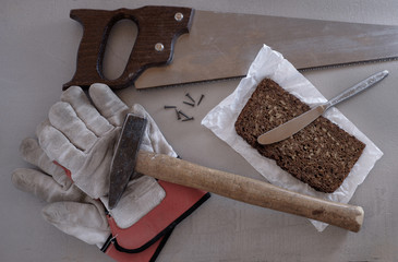 Stillleben mit Werkzeug und Pausenbrot auf der Werkbank
